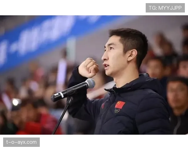 武大靖领奖台上的狠劲儿，刷到他家日常照竟然在超市拎菜——这落差笑死我